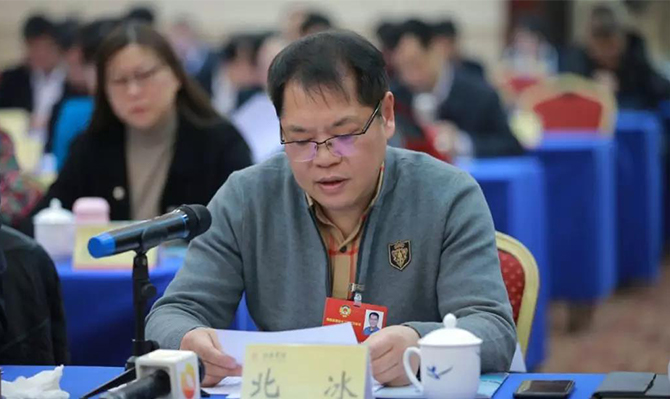 “建言資政勇?lián)?dāng)，一枝一葉總關(guān)情”——“明星”委員北冰出席省政協(xié)十二屆二次會議后記